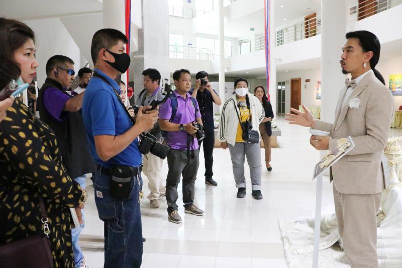 รองศาสตราจารย์ ดร.ดนัย เรียบสกุล อาจารย์คณะสถาปัตยกรรมศาสตร์ ม.นเรศวร  สร้างสรรค์ศิราภรณ์จากกระดูกไก่