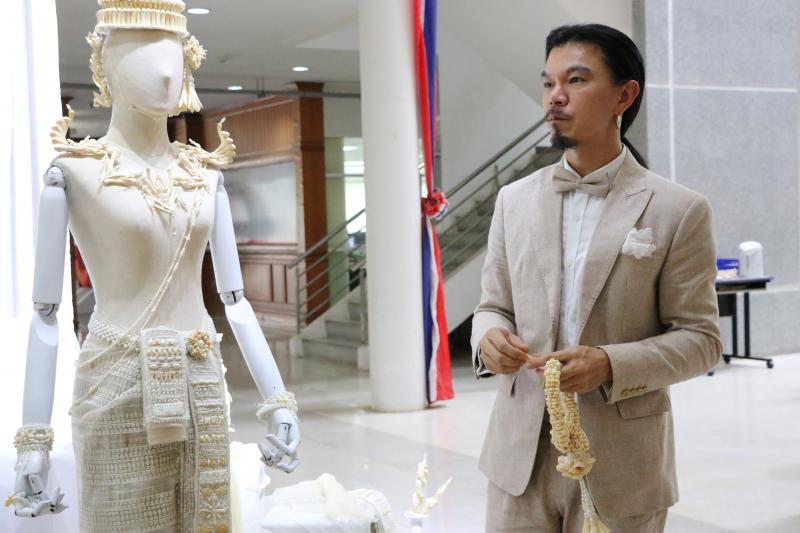 รองศาสตราจารย์ ดร.ดนัย เรียบสกุล อาจารย์คณะสถาปัตยกรรมศาสตร์ ม.นเรศวร  สร้างสรรค์ศิราภรณ์จากกระดูกไก่