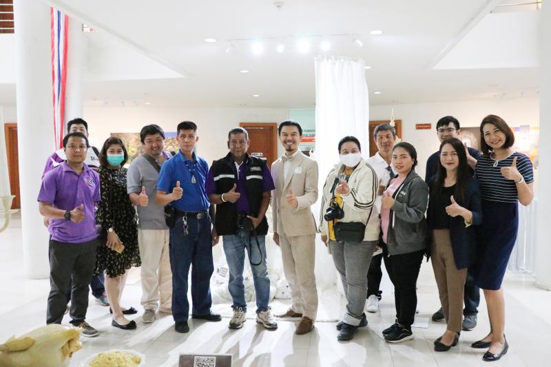 รองศาสตราจารย์ ดร.ดนัย เรียบสกุล อาจารย์คณะสถาปัตยกรรมศาสตร์ ม.นเรศวร  สร้างสรรค์ศิราภรณ์จากกระดูกไก่