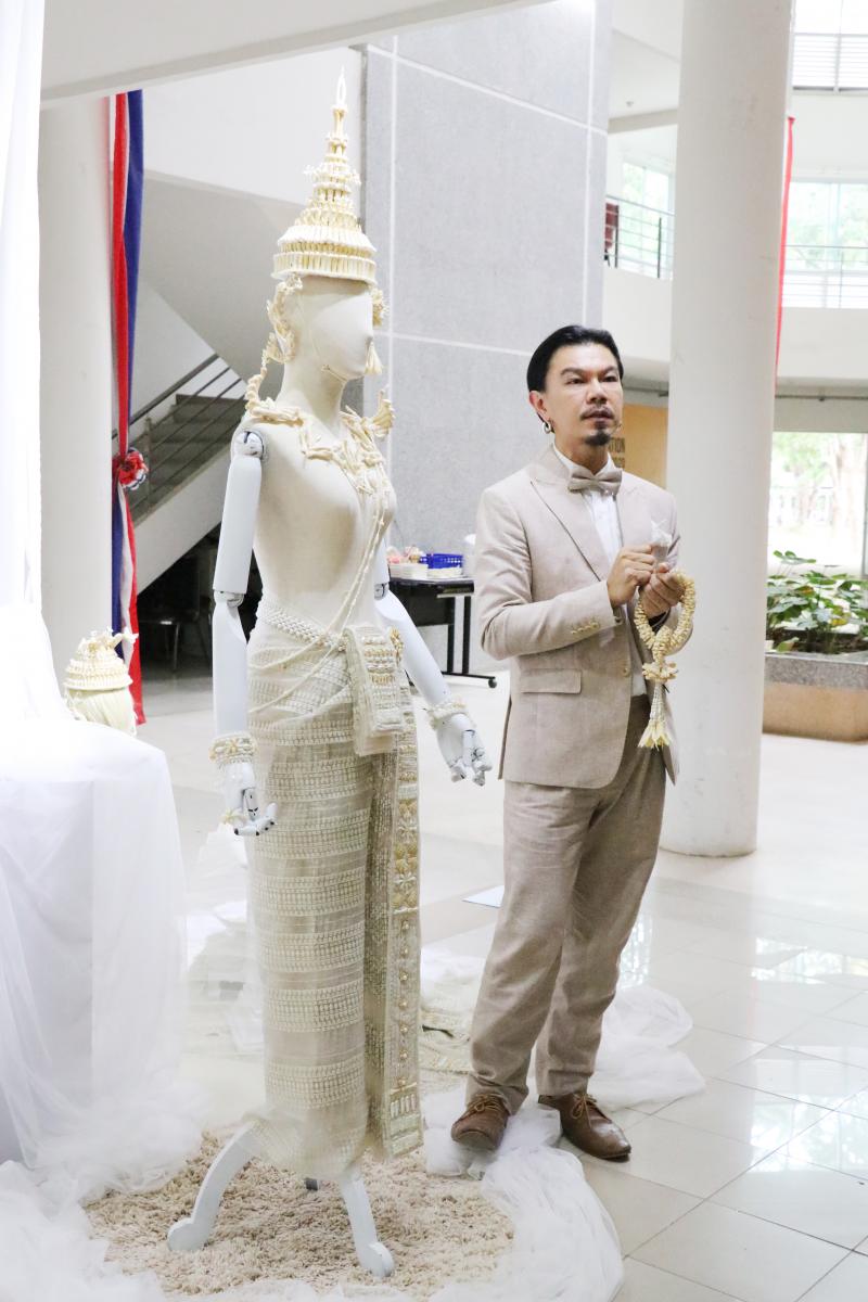 รองศาสตราจารย์ ดร.ดนัย เรียบสกุล อาจารย์คณะสถาปัตยกรรมศาสตร์ ม.นเรศวร  สร้างสรรค์ศิราภรณ์จากกระดูกไก่