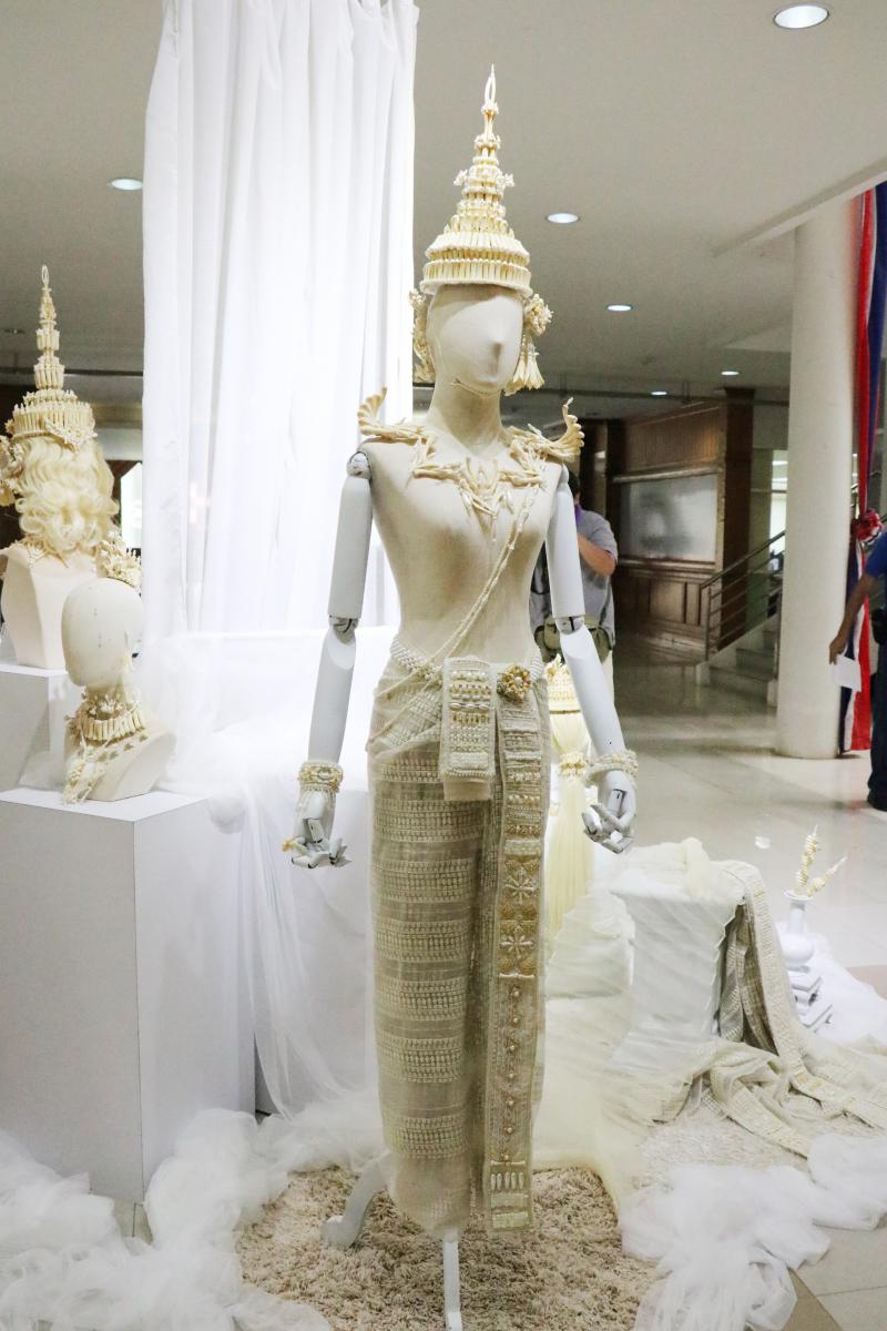 รองศาสตราจารย์ ดร.ดนัย เรียบสกุล อาจารย์คณะสถาปัตยกรรมศาสตร์ ม.นเรศวร  สร้างสรรค์ศิราภรณ์จากกระดูกไก่