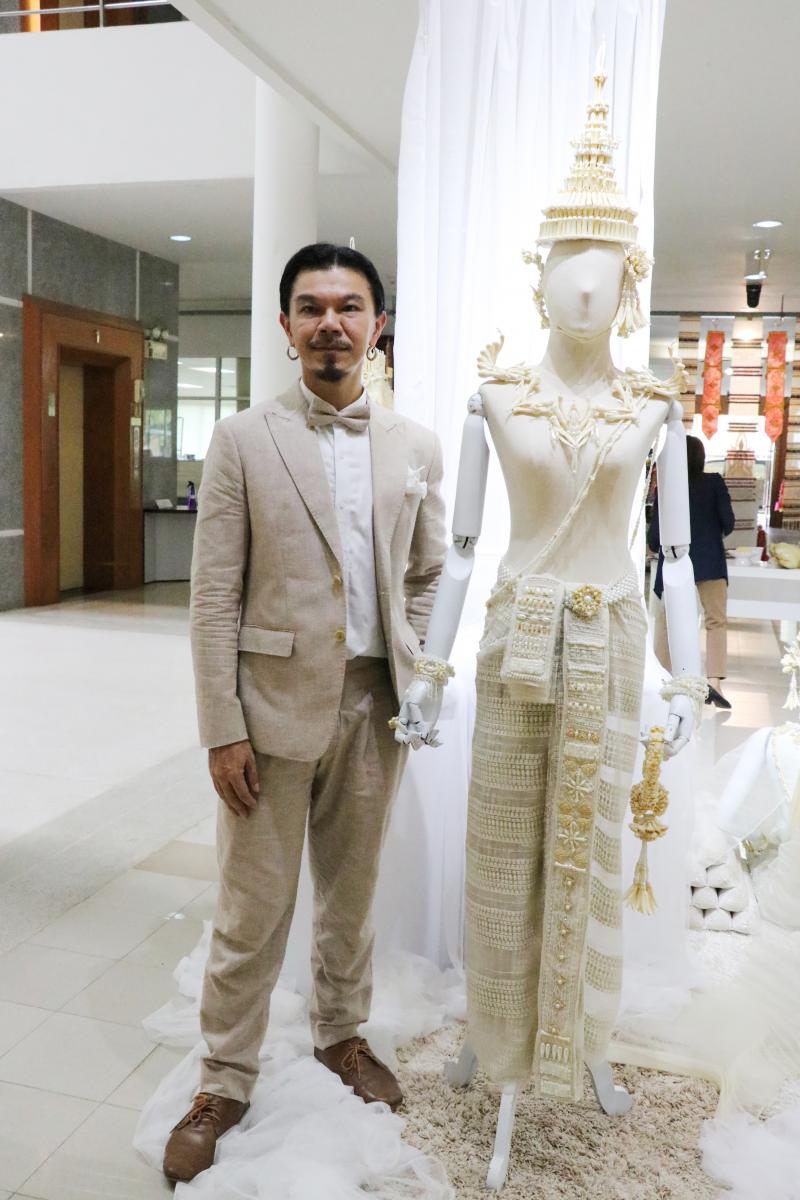 รองศาสตราจารย์ ดร.ดนัย เรียบสกุล อาจารย์คณะสถาปัตยกรรมศาสตร์ ม.นเรศวร  สร้างสรรค์ศิราภรณ์จากกระดูกไก่
