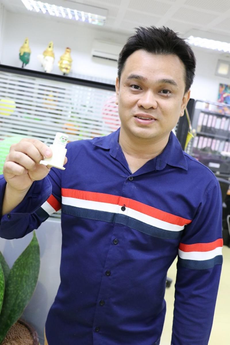 ผศ.ดร.เจนยุทธ ศรีหิรัญ ได้รับการจดทะเบียนสิทธิบัตรและถ่ายทอดสิทธิบัตรเพื่อผลิตและจำหน่าย “การออกแบบอุปกรณ์ช่วยหยอดตาและการออกแบบอุปกรณ์ฝึกสมรรถภาพการหายใจ” 