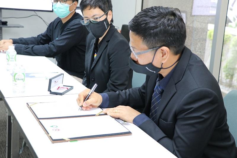 คณะสถาปัตยกรรมศาสตร์ ศิลปะและการออกแบบ มหาวิทยาลัยนเรศวร ร่วมลงนามบันทึกข้อตกลงความร่วมมือทางวิชาการ กับ บริษัท นันทวัน จำกัด และศูนย์ฝึกอบรมไทย โอบายาชิ เทรนนิ่ง เซ็นเตอร์