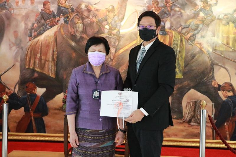ผู้ช่วยศาสตราจารย์ ดร.สันต์ จันทร์สมศักดิ์ รับโล่ประกาศเกียรติคุณอาจารย์ต้นแบบฯ ประจำปี 2564