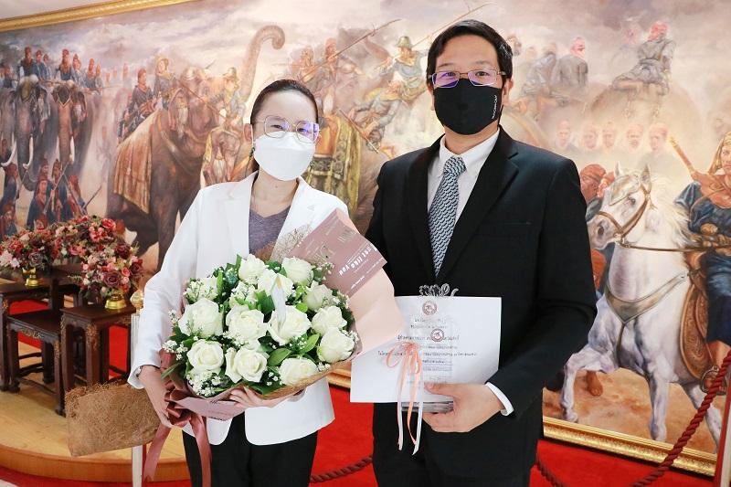 ผู้ช่วยศาสตราจารย์ ดร.สันต์ จันทร์สมศักดิ์ รับโล่ประกาศเกียรติคุณอาจารย์ต้นแบบฯ ประจำปี 2564