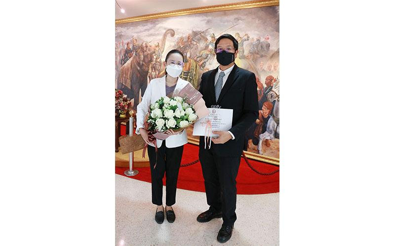 ผู้ช่วยศาสตราจารย์ ดร.สันต์ จันทร์สมศักดิ์ รับโล่ประกาศเกียรติคุณอาจารย์ต้นแบบฯ ประจำปี 2564