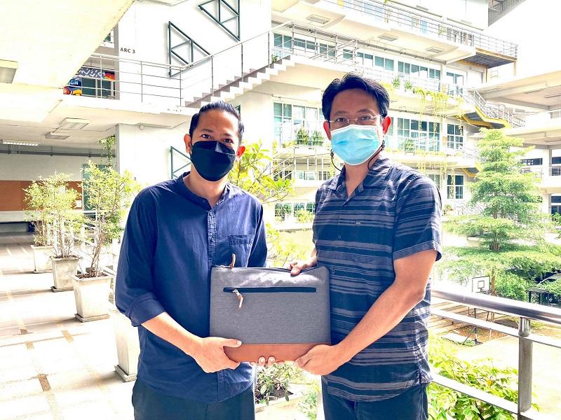 อาจารย์และศิษย์เก่าร่วมบริจาคเงินและคอมพิวเตอร์ ให้กับรุ่นน้องนิสิต