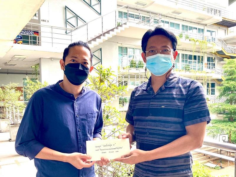 อาจารย์และศิษย์เก่าร่วมบริจาคเงินและคอมพิวเตอร์ ให้กับรุ่นน้องนิสิต