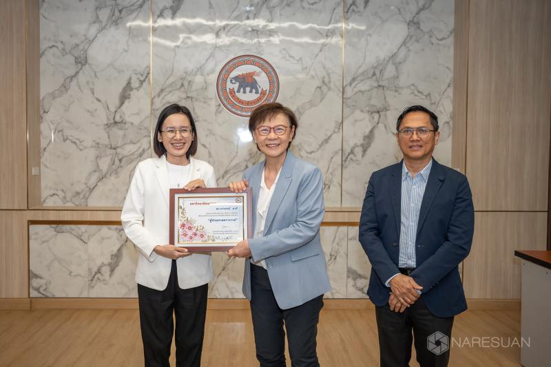 อาจารย์คณะสถาปัตยกรรมศาสตร์ศิลปะและการออกแบบ ได้รับเกียรติบัตรแสดงความยินดีผู้ได้รับการแต่งตั้งให้ดำรงตำแหน่งทางวิชาการ 