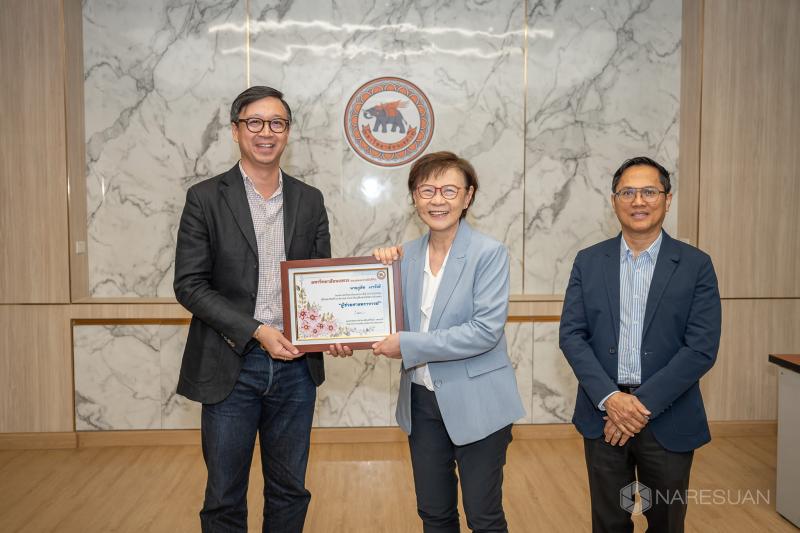 อาจารย์คณะสถาปัตยกรรมศาสตร์ศิลปะและการออกแบบ ได้รับเกียรติบัตรแสดงความยินดีผู้ได้รับการแต่งตั้งให้ดำรงตำแหน่งทางวิชาการ 