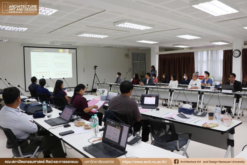 รศ.ดร.นิรัช สุดสังข์ คณบดีคณะสถาปัตยกรรมศาสตร์ ศิลปะและการออกแบบ รายงานผลการปฏิบัติงานต่อคณะกรรมการติดตามประเมินผลฯ (การปฏิบัติงานครบรอบปีที่ 3 วาระที่ 1))