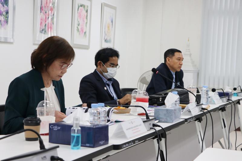 รศ.ดร.นิรัช สุดสังข์ คณบดีคณะสถาปัตยกรรมศาสตร์ ศิลปะและการออกแบบ รายงานผลการปฏิบัติงานต่อคณะกรรมการติดตามประเมินผลฯ (การปฏิบัติงานครบรอบปีที่ 3 วาระที่ 1))