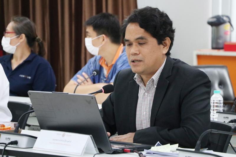 รศ.ดร.นิรัช สุดสังข์ คณบดีคณะสถาปัตยกรรมศาสตร์ ศิลปะและการออกแบบ รายงานผลการปฏิบัติงานต่อคณะกรรมการติดตามประเมินผลฯ (การปฏิบัติงานครบรอบปีที่ 3 วาระที่ 1))