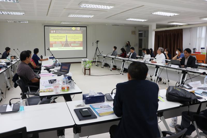 รศ.ดร.นิรัช สุดสังข์ คณบดีคณะสถาปัตยกรรมศาสตร์ ศิลปะและการออกแบบ รายงานผลการปฏิบัติงานต่อคณะกรรมการติดตามประเมินผลฯ (การปฏิบัติงานครบรอบปีที่ 3 วาระที่ 1))