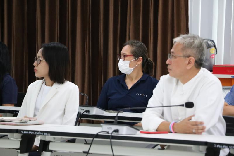 รศ.ดร.นิรัช สุดสังข์ คณบดีคณะสถาปัตยกรรมศาสตร์ ศิลปะและการออกแบบ รายงานผลการปฏิบัติงานต่อคณะกรรมการติดตามประเมินผลฯ (การปฏิบัติงานครบรอบปีที่ 3 วาระที่ 1))