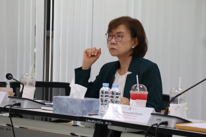 รศ.ดร.นิรัช สุดสังข์ คณบดีคณะสถาปัตยกรรมศาสตร์ ศิลปะและการออกแบบ รายงานผลการปฏิบัติงานต่อคณะกรรมการติดตามประเมินผลฯ (การปฏิบัติงานครบรอบปีที่ 3 วาระที่ 1))