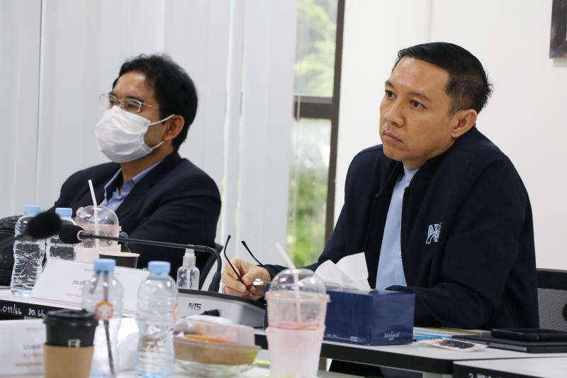 รศ.ดร.นิรัช สุดสังข์ คณบดีคณะสถาปัตยกรรมศาสตร์ ศิลปะและการออกแบบ รายงานผลการปฏิบัติงานต่อคณะกรรมการติดตามประเมินผลฯ (การปฏิบัติงานครบรอบปีที่ 3 วาระที่ 1))