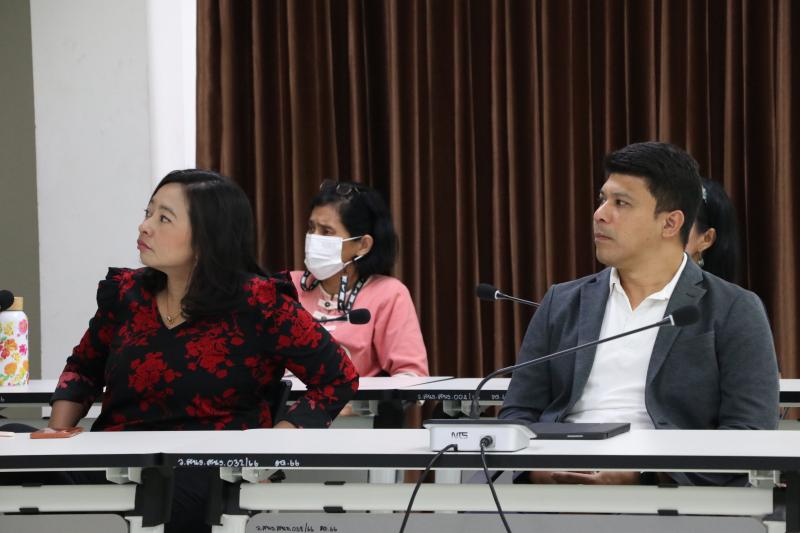 รศ.ดร.นิรัช สุดสังข์ คณบดีคณะสถาปัตยกรรมศาสตร์ ศิลปะและการออกแบบ รายงานผลการปฏิบัติงานต่อคณะกรรมการติดตามประเมินผลฯ (การปฏิบัติงานครบรอบปีที่ 3 วาระที่ 1))