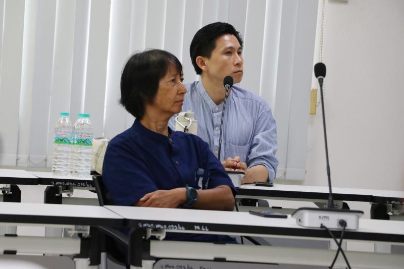 รศ.ดร.นิรัช สุดสังข์ คณบดีคณะสถาปัตยกรรมศาสตร์ ศิลปะและการออกแบบ รายงานผลการปฏิบัติงานต่อคณะกรรมการติดตามประเมินผลฯ (การปฏิบัติงานครบรอบปีที่ 3 วาระที่ 1))