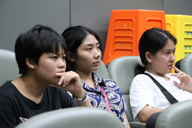 สร้างสรรค์ศิลปะแก้ว BGC Glass Studio on Tour  โดยศิลปิน BGC Glass Studio