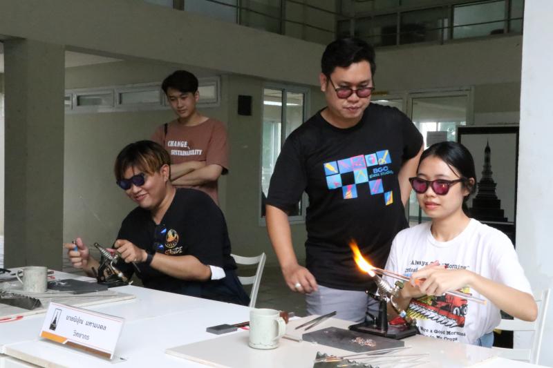 สร้างสรรค์ศิลปะแก้ว BGC Glass Studio on Tour  โดยศิลปิน BGC Glass Studio