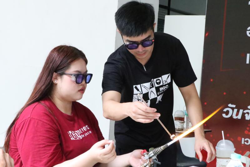 สร้างสรรค์ศิลปะแก้ว BGC Glass Studio on Tour  โดยศิลปิน BGC Glass Studio