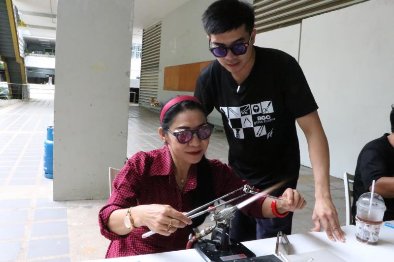 สร้างสรรค์ศิลปะแก้ว BGC Glass Studio on Tour  โดยศิลปิน BGC Glass Studio