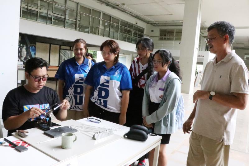 สร้างสรรค์ศิลปะแก้ว BGC Glass Studio on Tour  โดยศิลปิน BGC Glass Studio