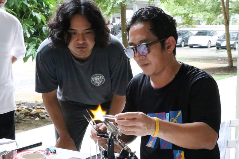 สร้างสรรค์ศิลปะแก้ว BGC Glass Studio on Tour  โดยศิลปิน BGC Glass Studio