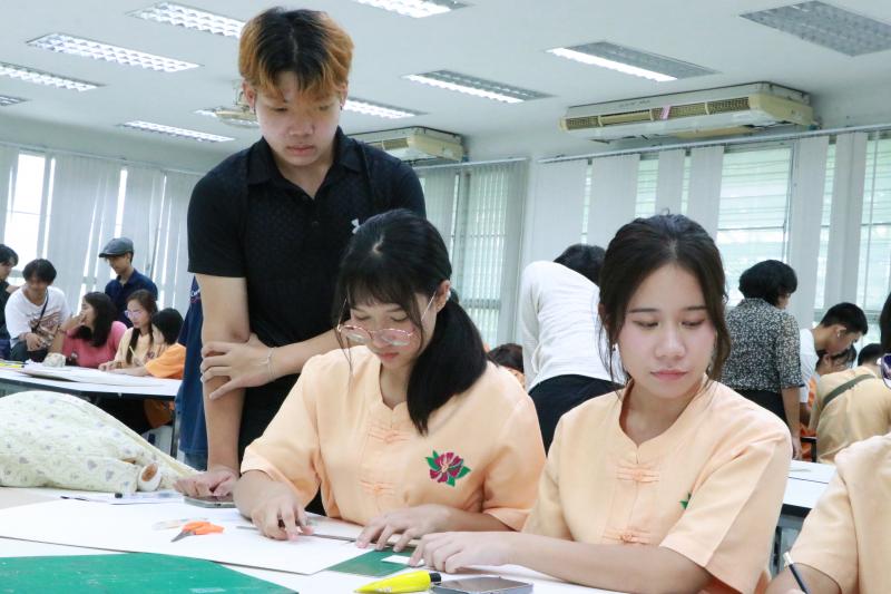 การทำ Model งานด้านสถาปัตยกรรมอย่างง่าย ของนักเรียน ม.5 โรงเรียนมัธยมสาธิตม.นเรศวร