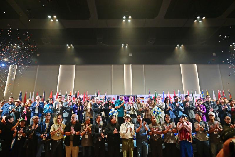 ศาสตราจารย์ ดร.จิรวัฒน์ พิระสันต์ เข้าร่วมสร้างสรรค์ผลงานในกิจกรรม Internation Art Workshop และแสดงผลงานในนิทรรศการแสดงผลงานศิลปกรรมของศิลปินนานาชาติ ศิลปินแห่งชาติ