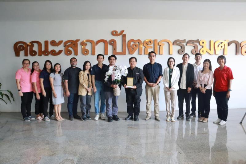 รศ.ดร.นิรัช สุดสังข์ มอบช่อดอกไม้ แสดงความยินดีกับ ศ.ดร.จิรวัฒน์ พิระสันต์ ได้รับการยกย่องเชิดชูเกียรติให้เป็นอาจารย์ดีเด่นแห่งชาติ 