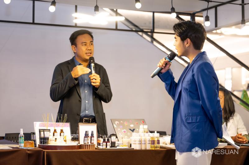ร.ดร.จิรวัฒน์ พิระสันต์ และทีมวิจัย นำเสนอ “ผลงานวิจัยแก้ไขปัญหาความยากจนจังหวัดพิษณุโลก” ภายใต้โครงการ การศึกษาแนวทางการแก้ไขปัญหาความยากจนแบบเบ็ดเสร็จและแม่นยำภาคเหนือตอนล่าง: กรณีศึกษาจังหวัดพิษณุโลก ระยะที่ 2 ปีที่ 2 