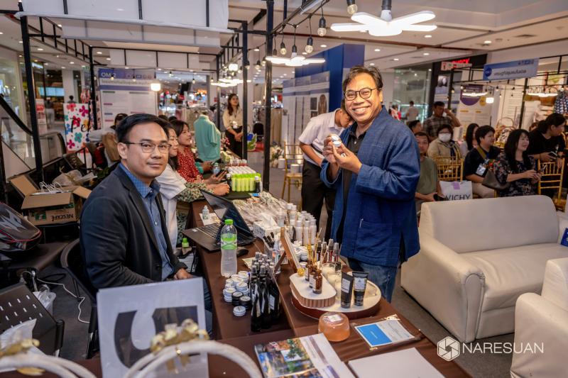 ร.ดร.จิรวัฒน์ พิระสันต์ และทีมวิจัย นำเสนอ “ผลงานวิจัยแก้ไขปัญหาความยากจนจังหวัดพิษณุโลก” ภายใต้โครงการ การศึกษาแนวทางการแก้ไขปัญหาความยากจนแบบเบ็ดเสร็จและแม่นยำภาคเหนือตอนล่าง: กรณีศึกษาจังหวัดพิษณุโลก ระยะที่ 2 ปีที่ 2 