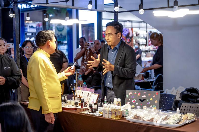 ร.ดร.จิรวัฒน์ พิระสันต์ และทีมวิจัย นำเสนอ “ผลงานวิจัยแก้ไขปัญหาความยากจนจังหวัดพิษณุโลก” ภายใต้โครงการ การศึกษาแนวทางการแก้ไขปัญหาความยากจนแบบเบ็ดเสร็จและแม่นยำภาคเหนือตอนล่าง: กรณีศึกษาจังหวัดพิษณุโลก ระยะที่ 2 ปีที่ 2 
