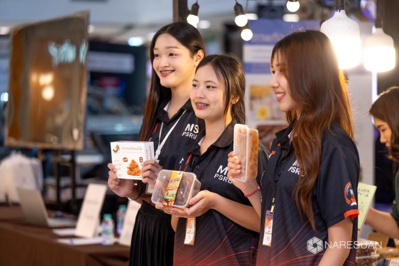 ร.ดร.จิรวัฒน์ พิระสันต์ และทีมวิจัย นำเสนอ “ผลงานวิจัยแก้ไขปัญหาความยากจนจังหวัดพิษณุโลก” ภายใต้โครงการ การศึกษาแนวทางการแก้ไขปัญหาความยากจนแบบเบ็ดเสร็จและแม่นยำภาคเหนือตอนล่าง: กรณีศึกษาจังหวัดพิษณุโลก ระยะที่ 2 ปีที่ 2 