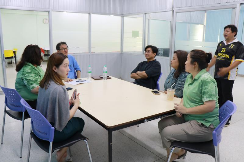 รศ.สุทัศน์ เยี่ยมวัฒนา เป็นที่ปรึกษาด้านการออกแบบ วางแผนซ่อมแซมและปรับปรุงอาคาร ห้องทำงาน ห้องเรียน ให้กับคณะมนุษยศาสตร์