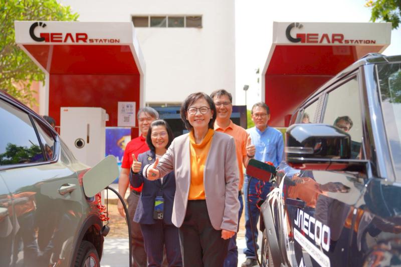 รศ.สุทัศน์ เยี่ยมวัฒนา เข้าร่วมพิธีเปิดสถานีชาร์จรถไฟฟ้า คณะวิศวกรรมศาสตร์ Gear Station แห่งแรกในมหาวิทยาลัยนเรศวร 