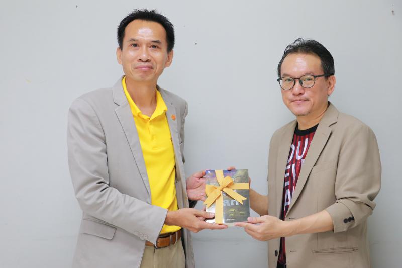 คณบดีคณะเกษตรศาสตร์ ทรัพยากรธรรมชาติ และสิ่งแวดล้อม แสดงความยินดี แด่ รศ.สุทัศน์ เยี่ยมวัฒนา
