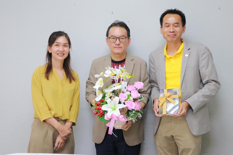 คณบดีคณะเกษตรศาสตร์ ทรัพยากรธรรมชาติ และสิ่งแวดล้อม แสดงความยินดี แด่ รศ.สุทัศน์ เยี่ยมวัฒนา