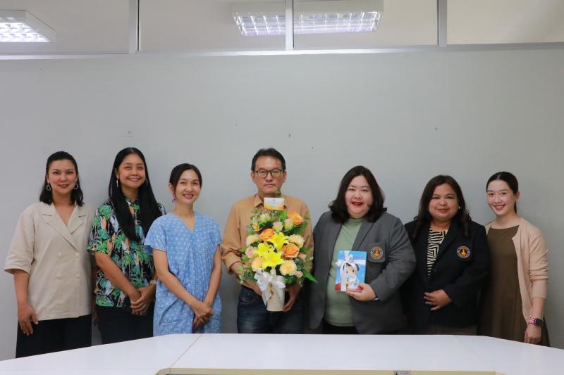  ผศ.ดร.อรอุษา สุวรรณประเทศ คณบดีคณะมนุษยศาสตร์ มอบช่อดอกไม้ แสดงความยินดีแด่รองศาสตราจารย์ สุทัศน์ เยี่ยมวัฒนา 