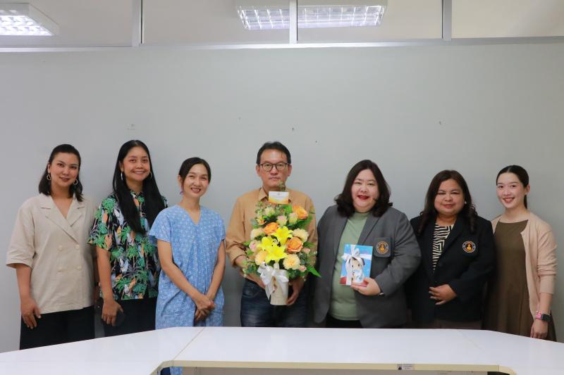  ผศ.ดร.อรอุษา สุวรรณประเทศ คณบดีคณะมนุษยศาสตร์ มอบช่อดอกไม้ แสดงความยินดีแด่รองศาสตราจารย์ สุทัศน์ เยี่ยมวัฒนา 