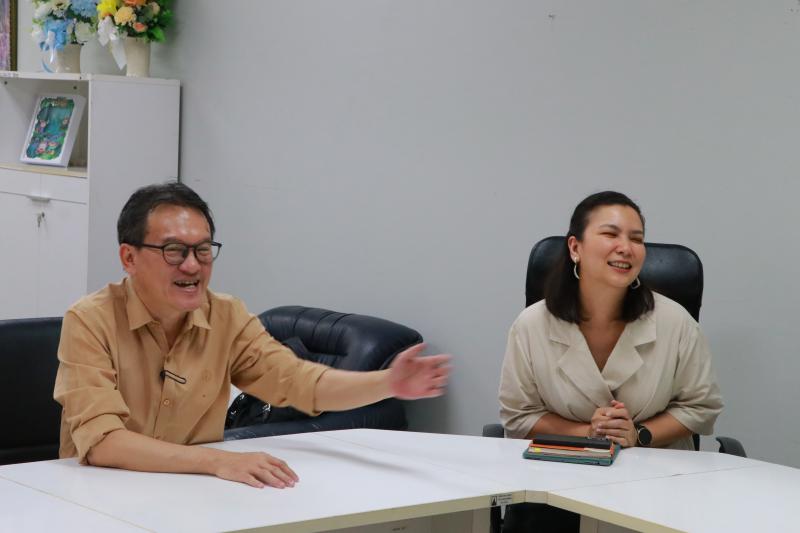  ผศ.ดร.อรอุษา สุวรรณประเทศ คณบดีคณะมนุษยศาสตร์ มอบช่อดอกไม้ แสดงความยินดีแด่รองศาสตราจารย์ สุทัศน์ เยี่ยมวัฒนา 