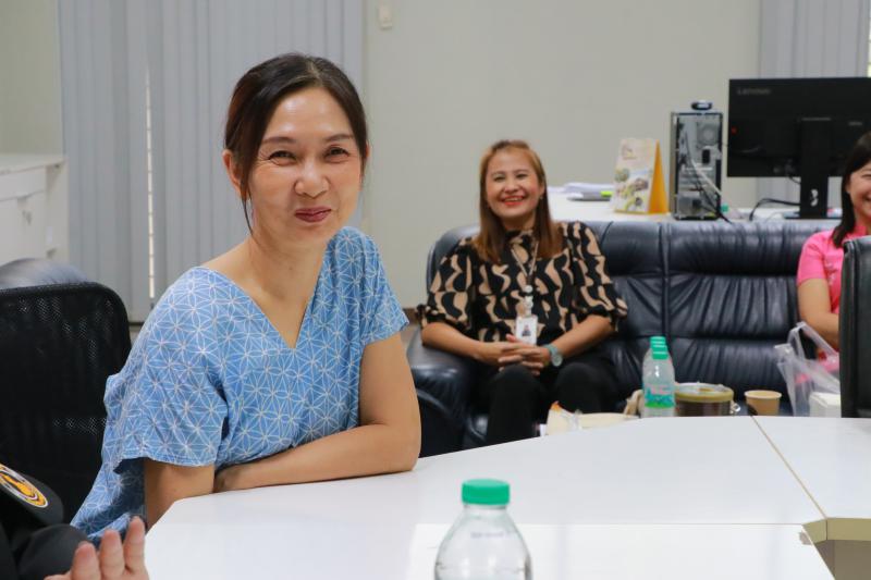  ผศ.ดร.อรอุษา สุวรรณประเทศ คณบดีคณะมนุษยศาสตร์ มอบช่อดอกไม้ แสดงความยินดีแด่รองศาสตราจารย์ สุทัศน์ เยี่ยมวัฒนา 