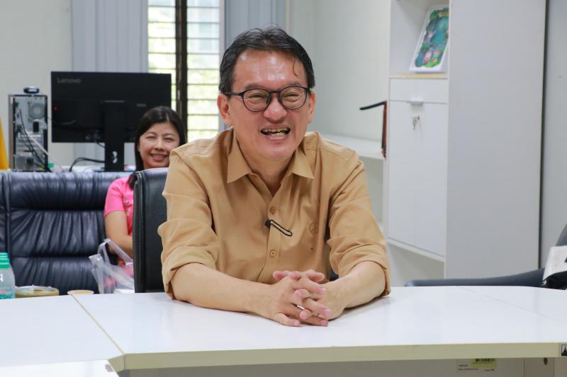  ผศ.ดร.อรอุษา สุวรรณประเทศ คณบดีคณะมนุษยศาสตร์ มอบช่อดอกไม้ แสดงความยินดีแด่รองศาสตราจารย์ สุทัศน์ เยี่ยมวัฒนา 