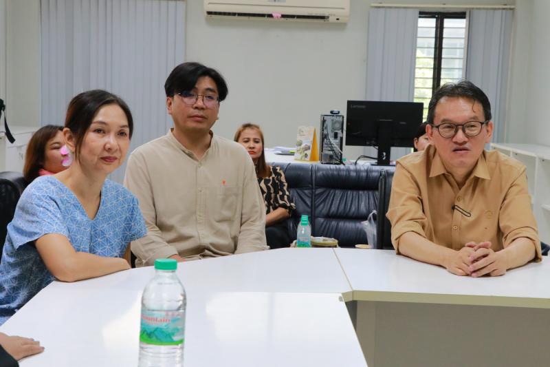  ผศ.ดร.อรอุษา สุวรรณประเทศ คณบดีคณะมนุษยศาสตร์ มอบช่อดอกไม้ แสดงความยินดีแด่รองศาสตราจารย์ สุทัศน์ เยี่ยมวัฒนา 
