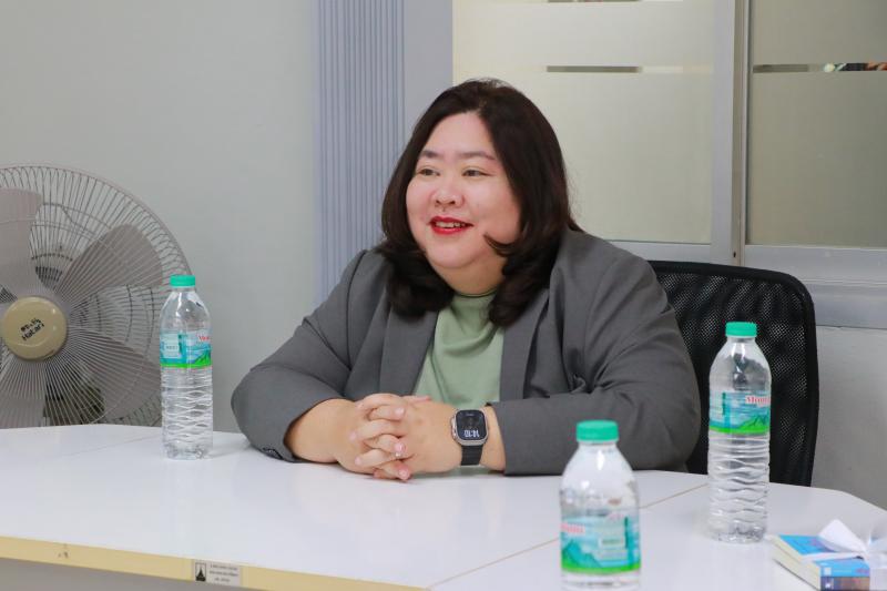  ผศ.ดร.อรอุษา สุวรรณประเทศ คณบดีคณะมนุษยศาสตร์ มอบช่อดอกไม้ แสดงความยินดีแด่รองศาสตราจารย์ สุทัศน์ เยี่ยมวัฒนา 
