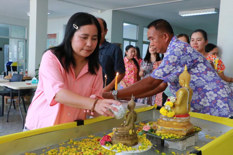 สงกรานต์ ถาปัตย์มอนอ