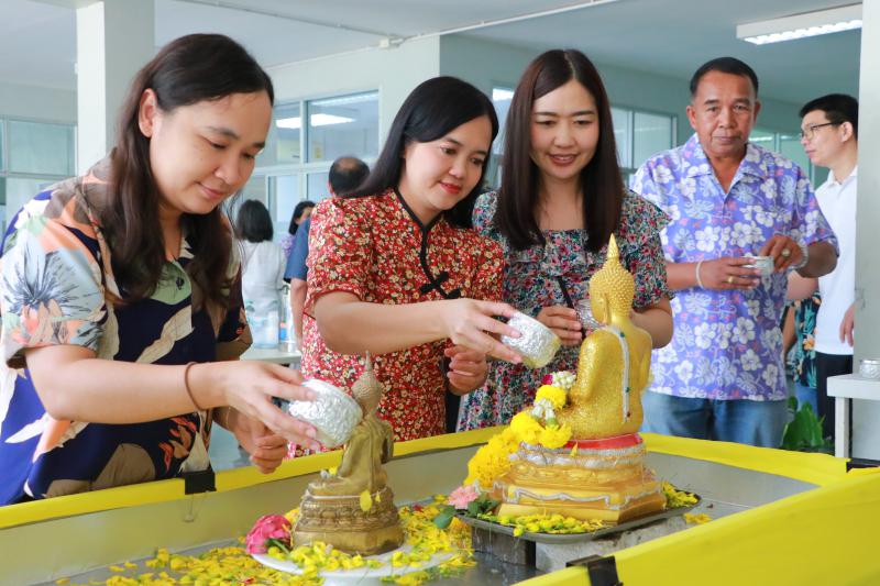 สงกรานต์ ถาปัตย์มอนอ